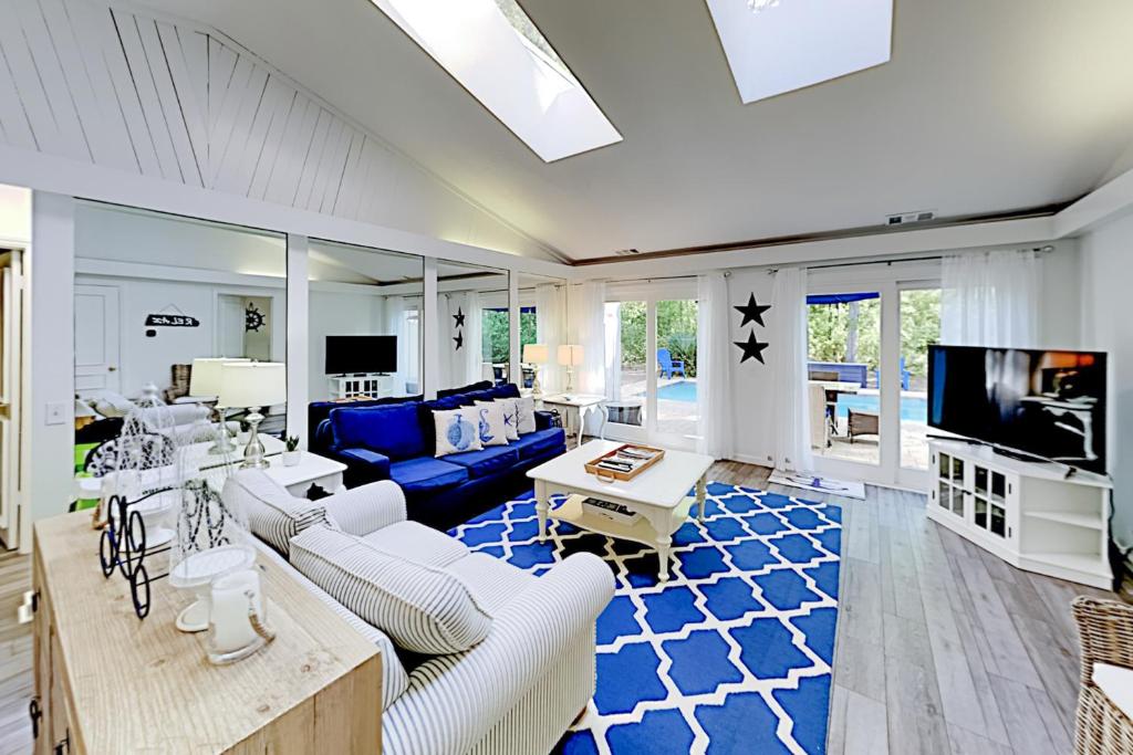 ein Wohnzimmer mit weißen Möbeln und einem blauen Teppich in der Unterkunft Lawson Road 10 in Hilton Head Island