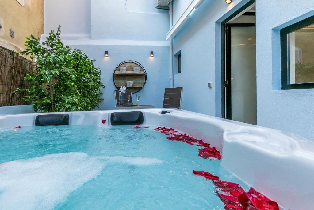 uma banheira cheia de água na casa de banho em Cardal Luxury by SpotOn Apartments em Lisboa