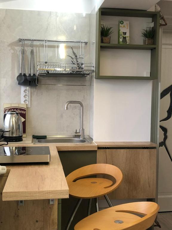 Küche/Küchenzeile in der Unterkunft Brand New Downtown Studio