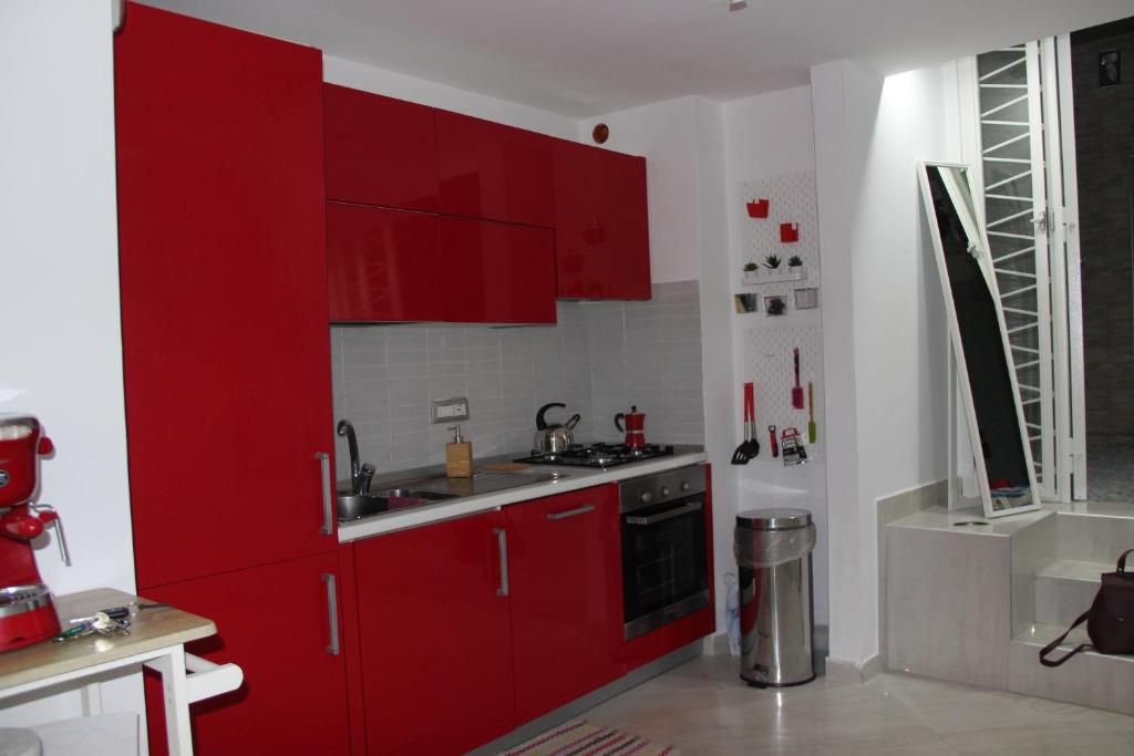 A kitchen or kitchenette at La casa di Ale a Chiaja