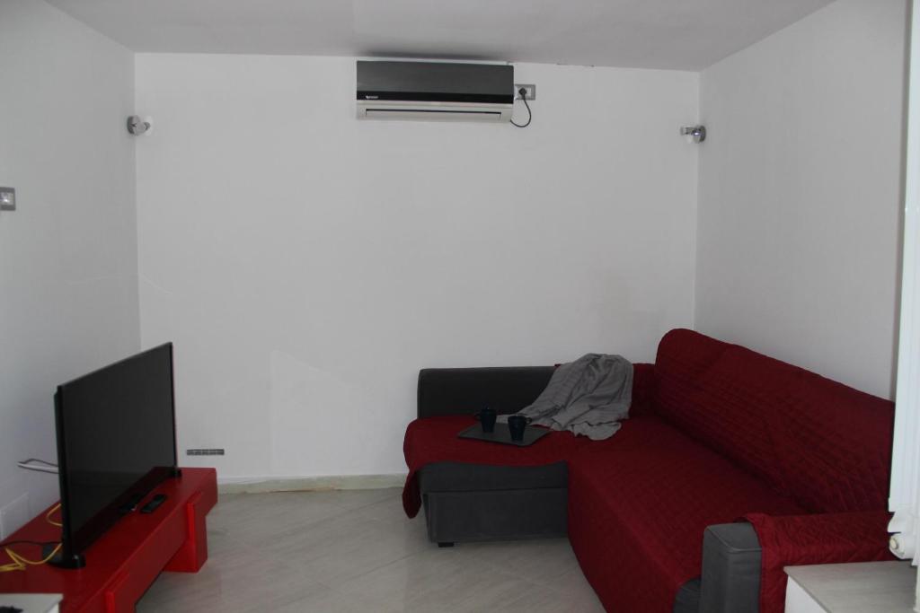 A television and/or entertainment centre at La casa di Ale a Chiaja