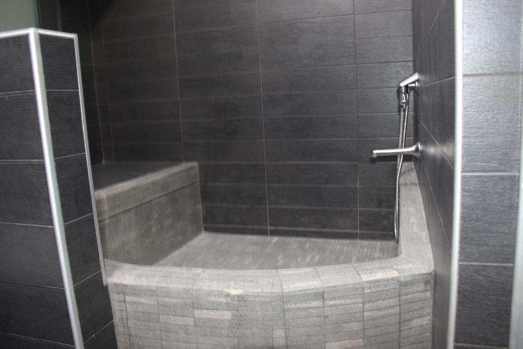 A bathroom at La casa di Ale a Chiaja