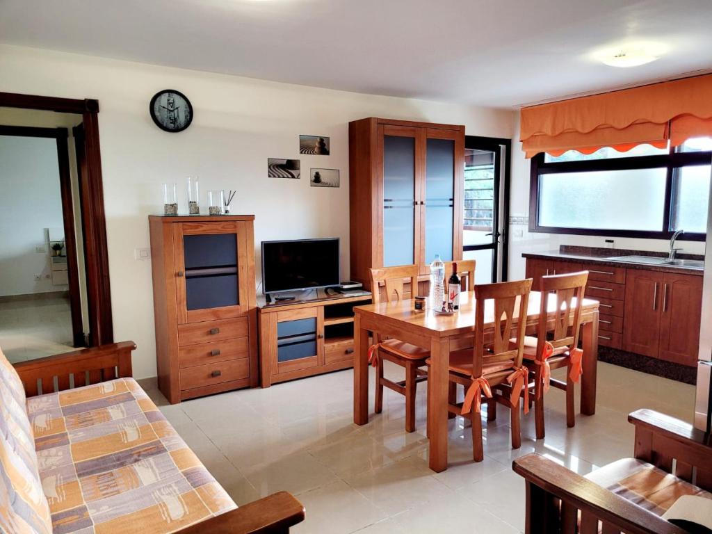 - une cuisine et une salle à manger avec une table et des chaises dans l'établissement J&E Flat Santa Cruz de la Palma, à Santa Cruz de la Palma