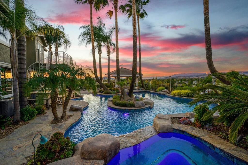 Mountain View Oasis - Luxury Heated Pool Paradise