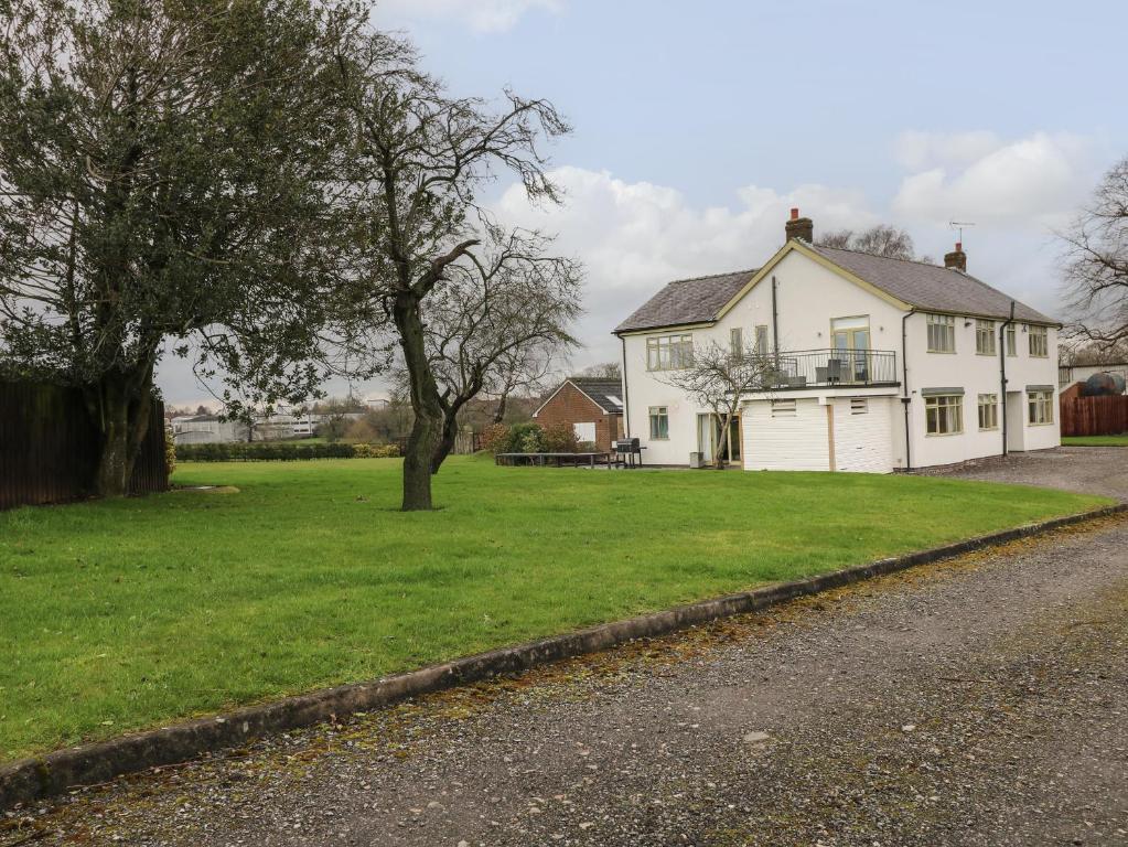 una casa blanca al lado de una carretera en Strelley Court Farm en Heage