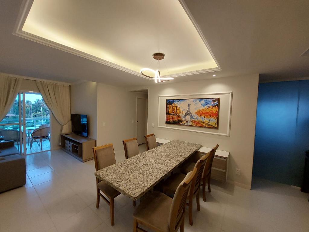 ein Esszimmer mit Tisch und Stühlen in der Unterkunft Lindo Apartamento no Muro Alto Condomínio Clube in Ipojuca