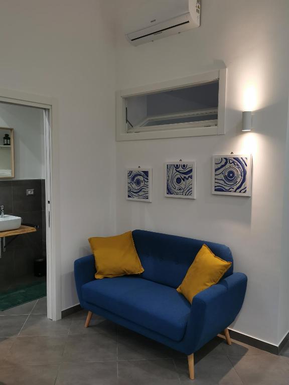 A seating area at Octopus Vietri House