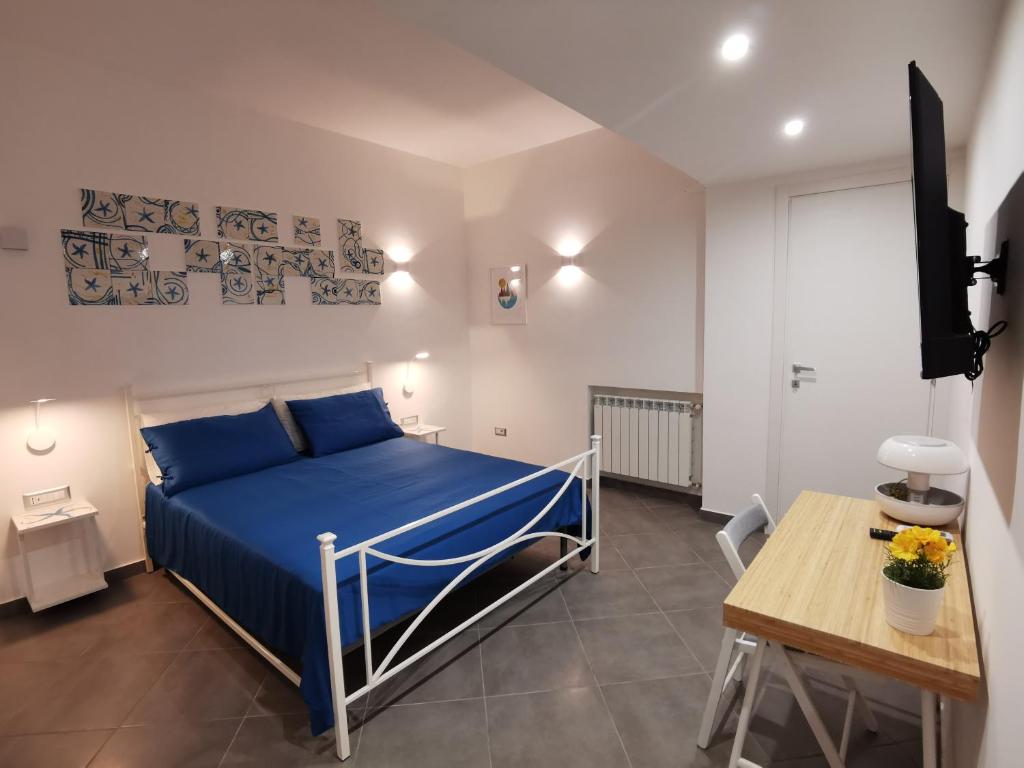 A bed or beds in a room at Octopus Vietri House
