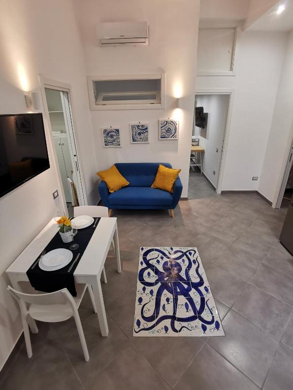 A seating area at Octopus Vietri House