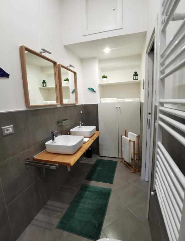 A bathroom at Octopus Vietri House