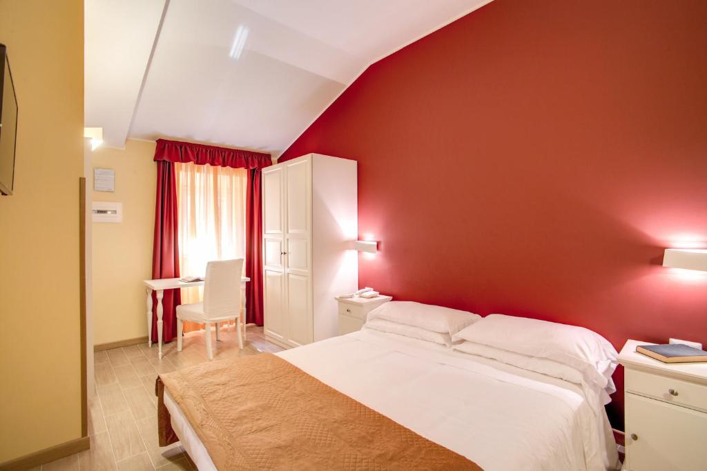 ローマにあるトップ フロア ナヴォーナの赤い壁のベッドルーム1室(大型ベッド1台付)