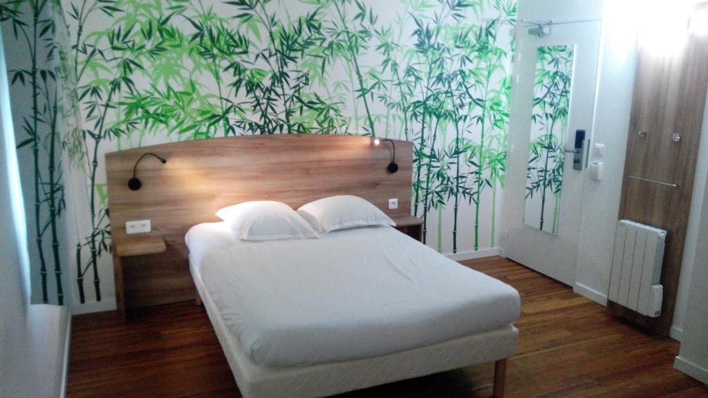 Кровать или кровати в номере Green Hotels Fleury Merogis
