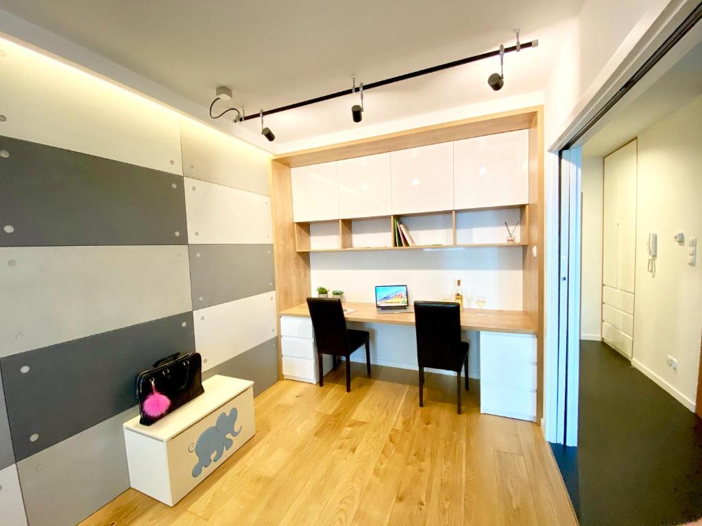 Kuchyň nebo kuchyňský kout v ubytování New Wave Apartment Big & Beautiful -parking