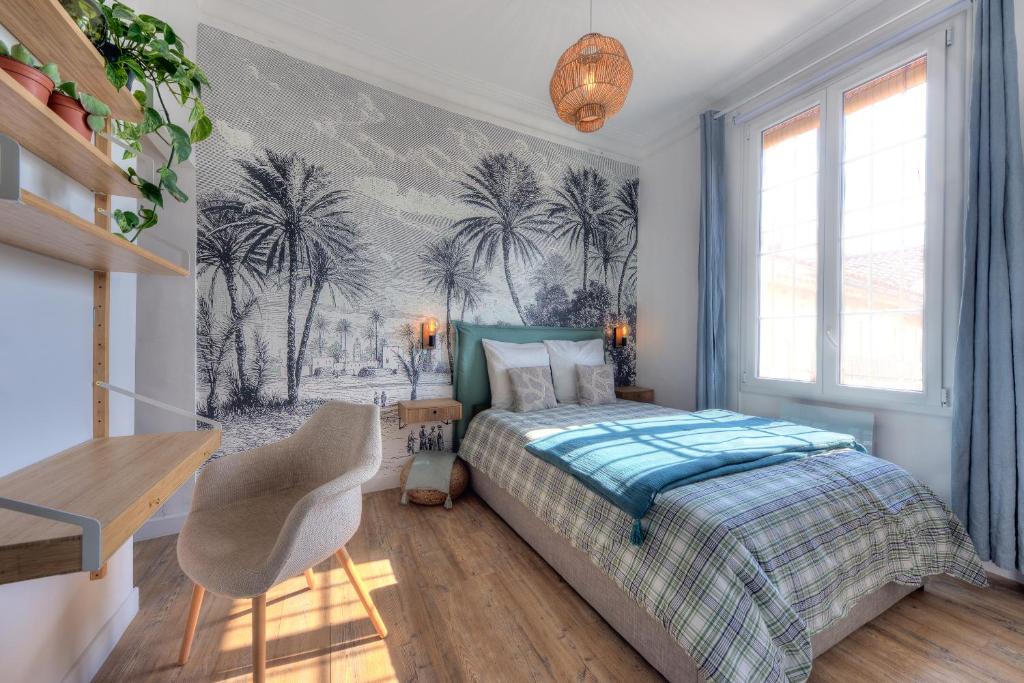 ein Schlafzimmer mit einem Bett und einem Wandbild von Palmen in der Unterkunft Cosycocoon La Bastide in Draguignan