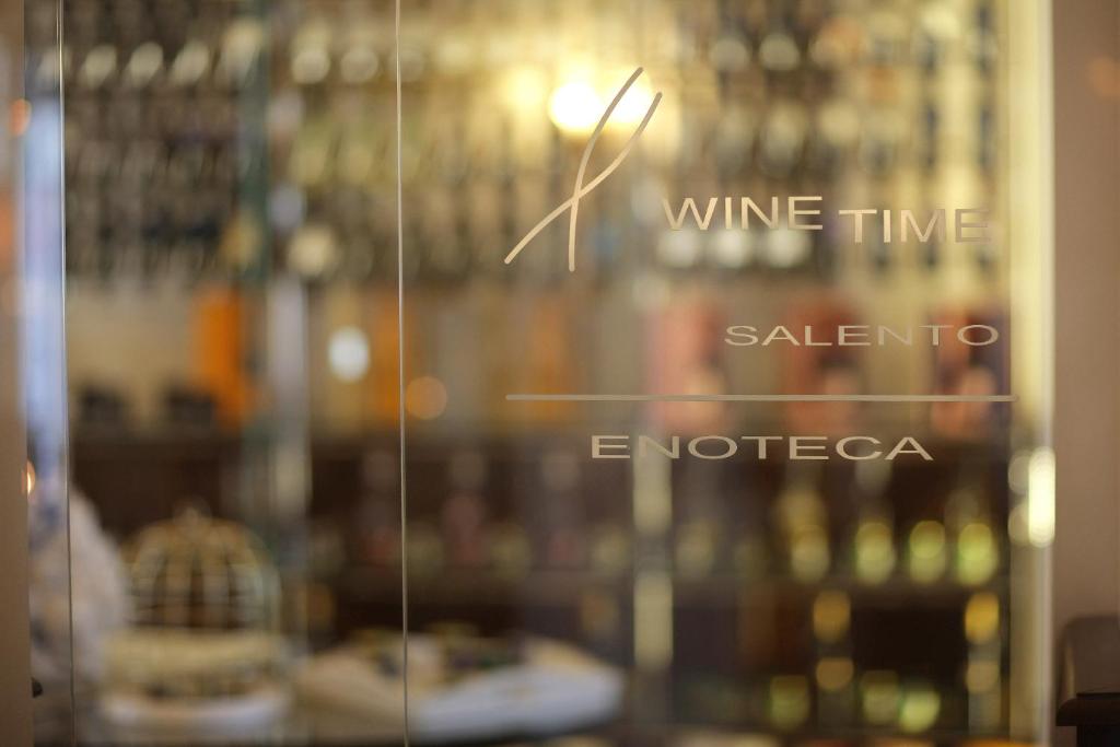 a glass window with wine time salento andacco at Palazzo del Corso – Boutique Hotel in Gallipoli