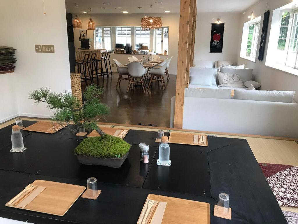 ein Wohnzimmer mit einem Tisch und einem Sofa in der Unterkunft Myoko Forest Lodge in Myōkō