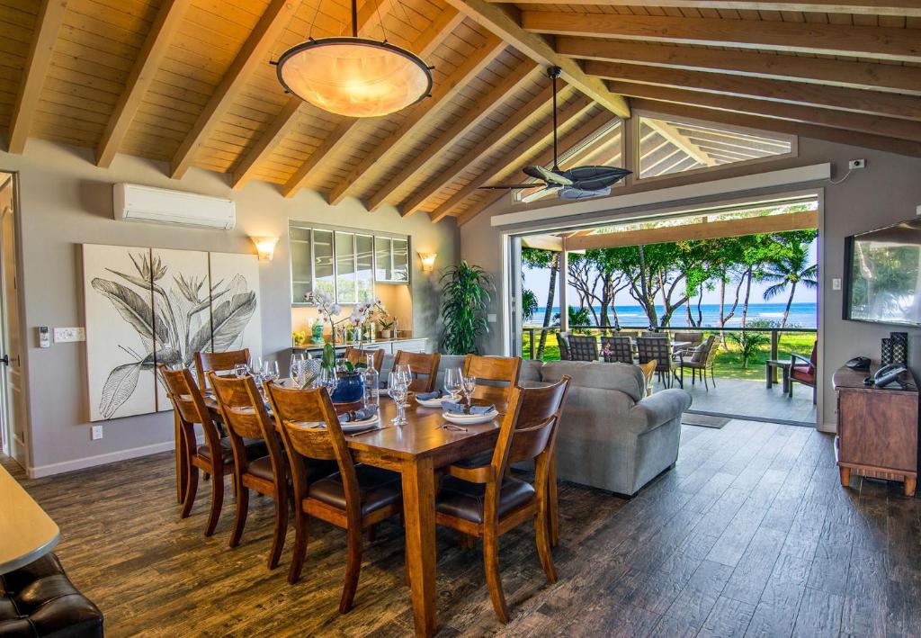 a dining room with a table and chairs at Villa Moana Maui in Kihei