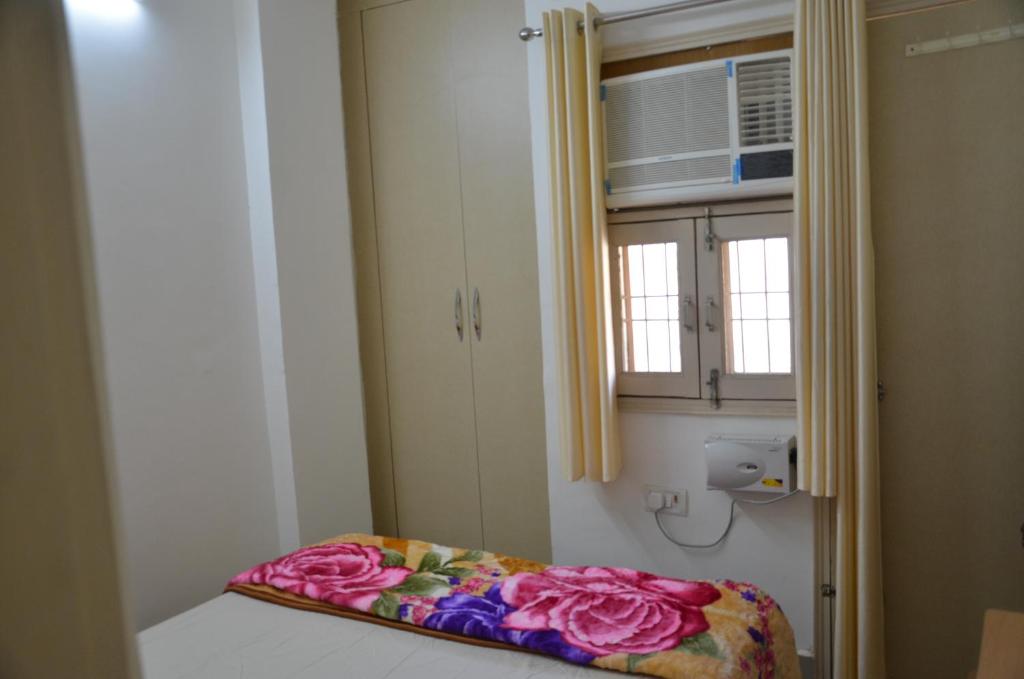 Кровать или кровати в номере Bhagvati BnB Homestay Apt