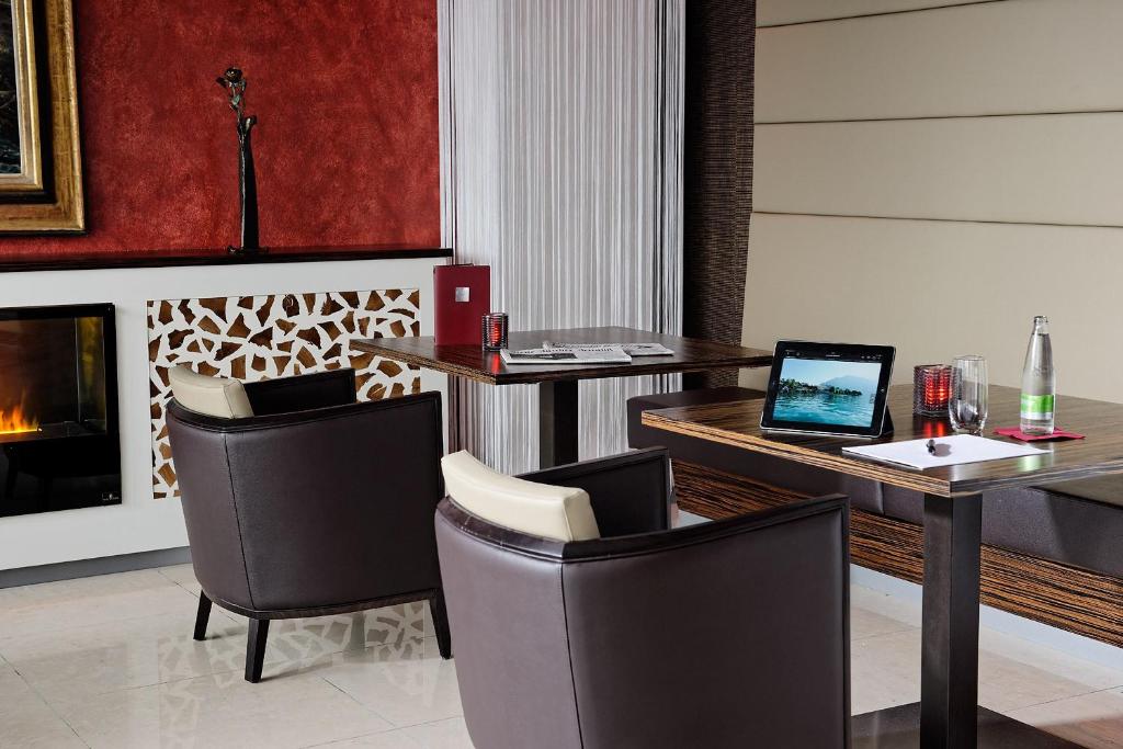 TV a/nebo společenská místnost v ubytování Hotel Alexander
