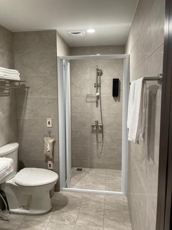 Koupelna v ubytování Golden W Hotel