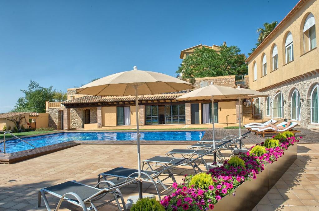 Bazén v ubytovaní Hostalet de Begur - Adults Only alebo v jeho blízkosti