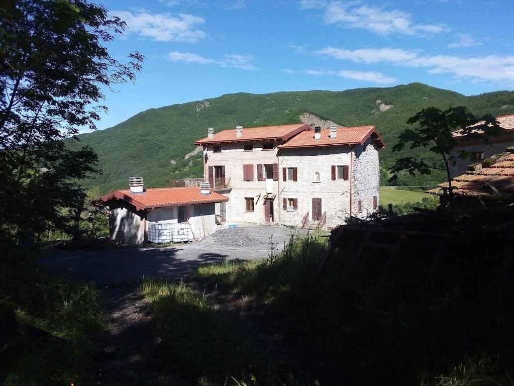 una vecchia casa in mezzo a un campo di Al Mostarolo a Berceto