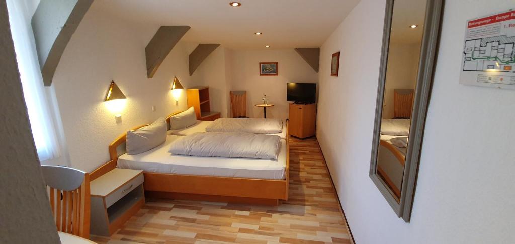 Postel nebo postele na pokoji v ubytování Hotel zur Krone
