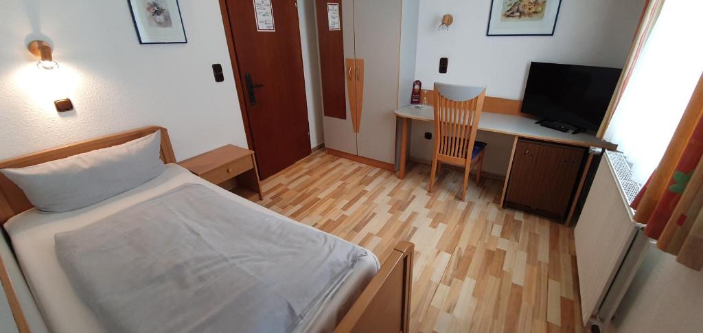 Postel nebo postele na pokoji v ubytování Hotel zur Krone