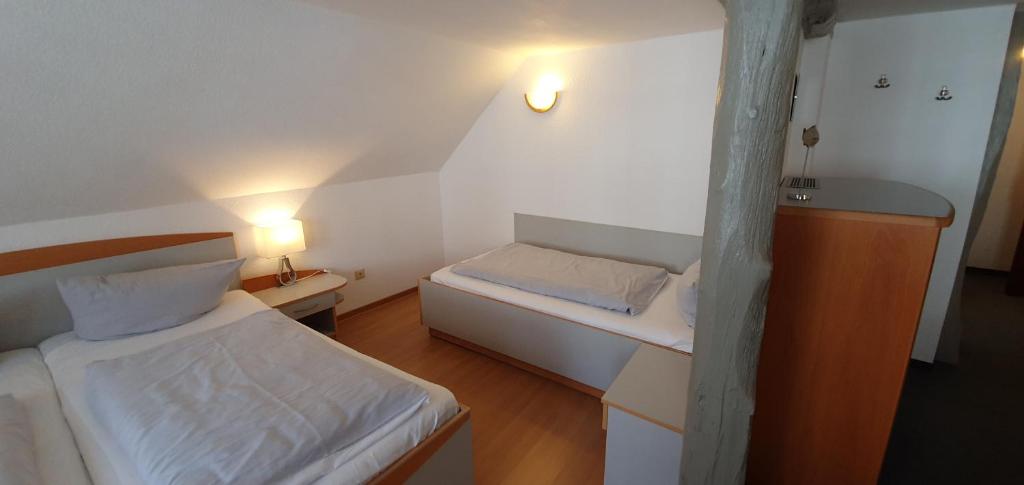 Postel nebo postele na pokoji v ubytování Hotel zur Krone