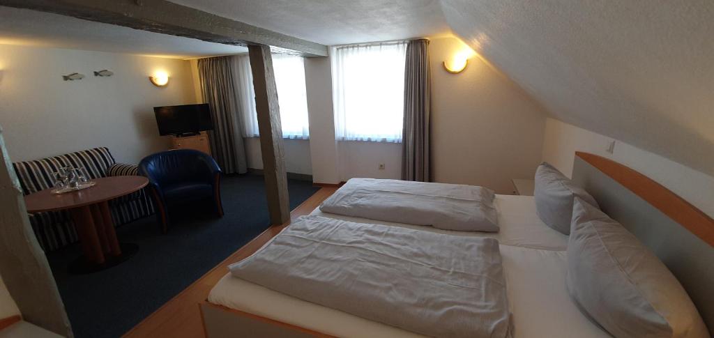Postel nebo postele na pokoji v ubytování Hotel zur Krone