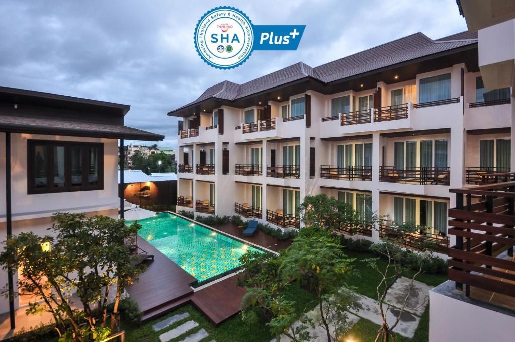 una imagen de un hotel con piscina en Le Patta Hotel Chiang Rai SHA Extra Plus, en Chiang Rai