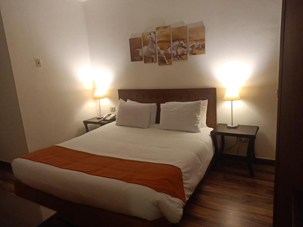 Postel nebo postele na pokoji v ubytování Golden Carven Hotel