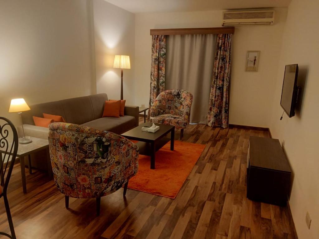 TV a/nebo společenská místnost v ubytování Golden Carven Hotel