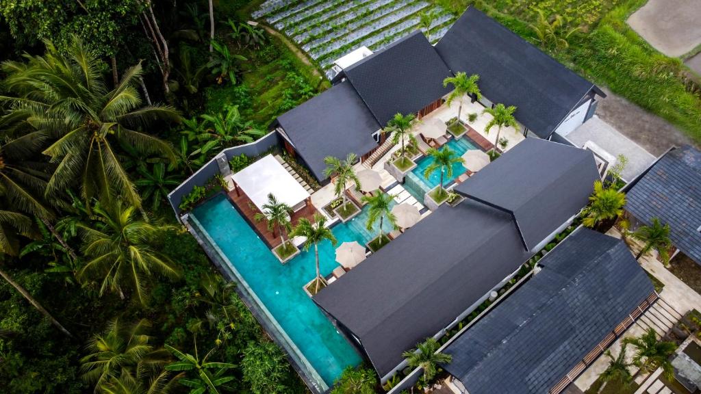 - une vue aérienne sur un complexe avec une piscine dans l'établissement Shanti Sawah Ubud Villa, à Ubud