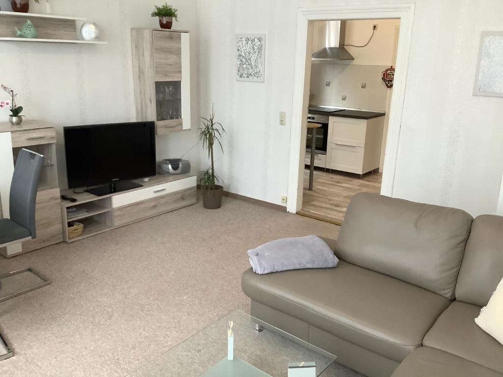 ein Wohnzimmer mit einem Sofa und einem Flachbild-TV in der Unterkunft Ferienhaus Schuster in Elend