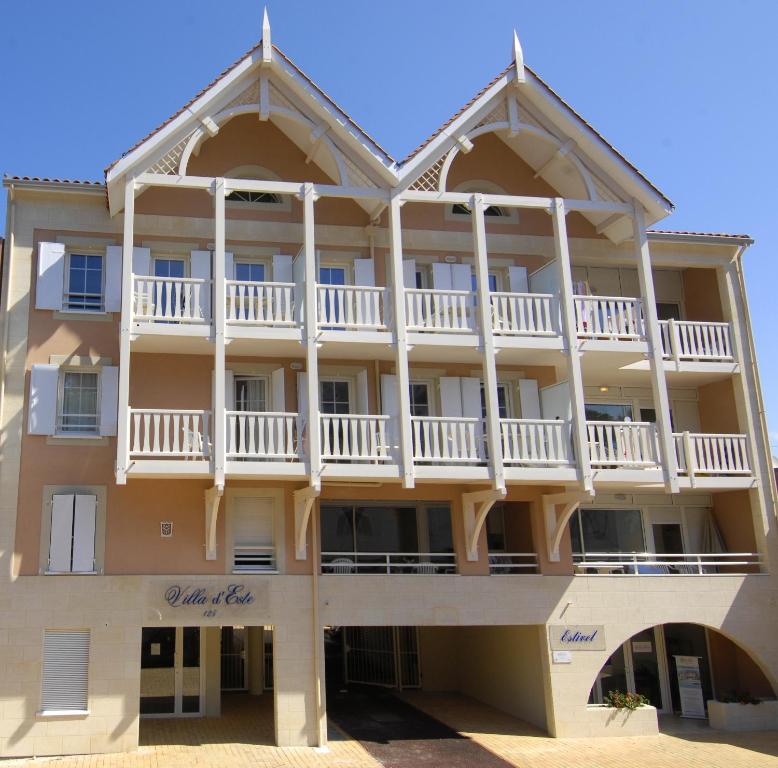 un gran edificio con balcones. en Lagrange Vacances - Villa d'Este, en Arcachon