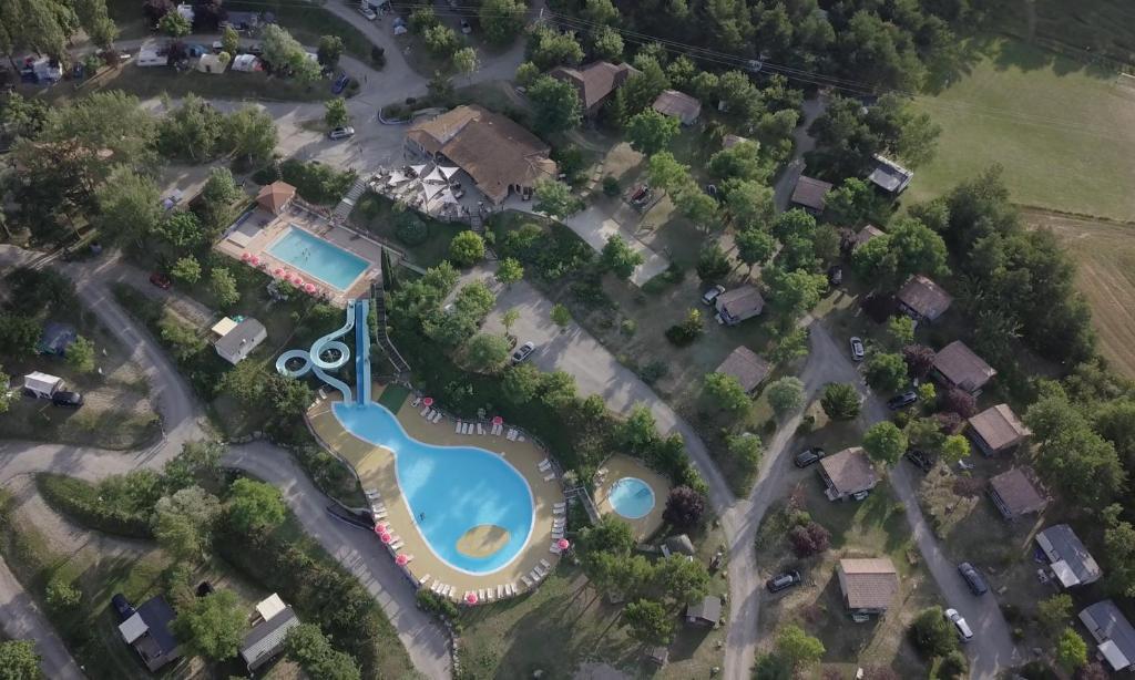 - une vue aérienne sur un complexe avec une piscine dans l&#39;établissement Camping le Couriou, à Recoubeau-Jansac