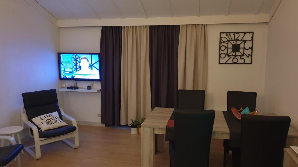 TV a/nebo společenská místnost v ubytování Vakantie appartement BePinay15