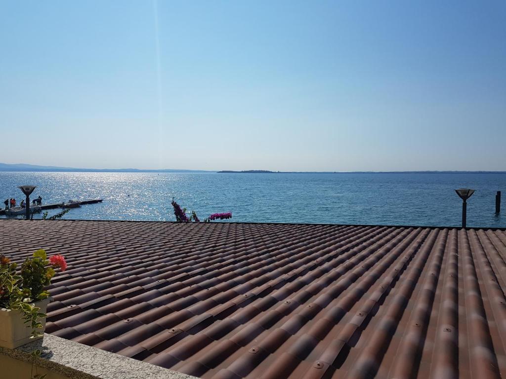 - une vue sur l'océan depuis une jetée en bois dans l'établissement Graziosa Al Porto, à Moniga del Garda