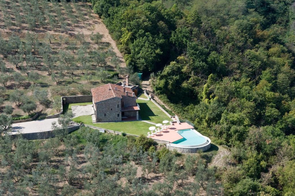 CantagrilloにあるPoggio di San Biagioのスイミングプール付きの家屋の空中ビュー