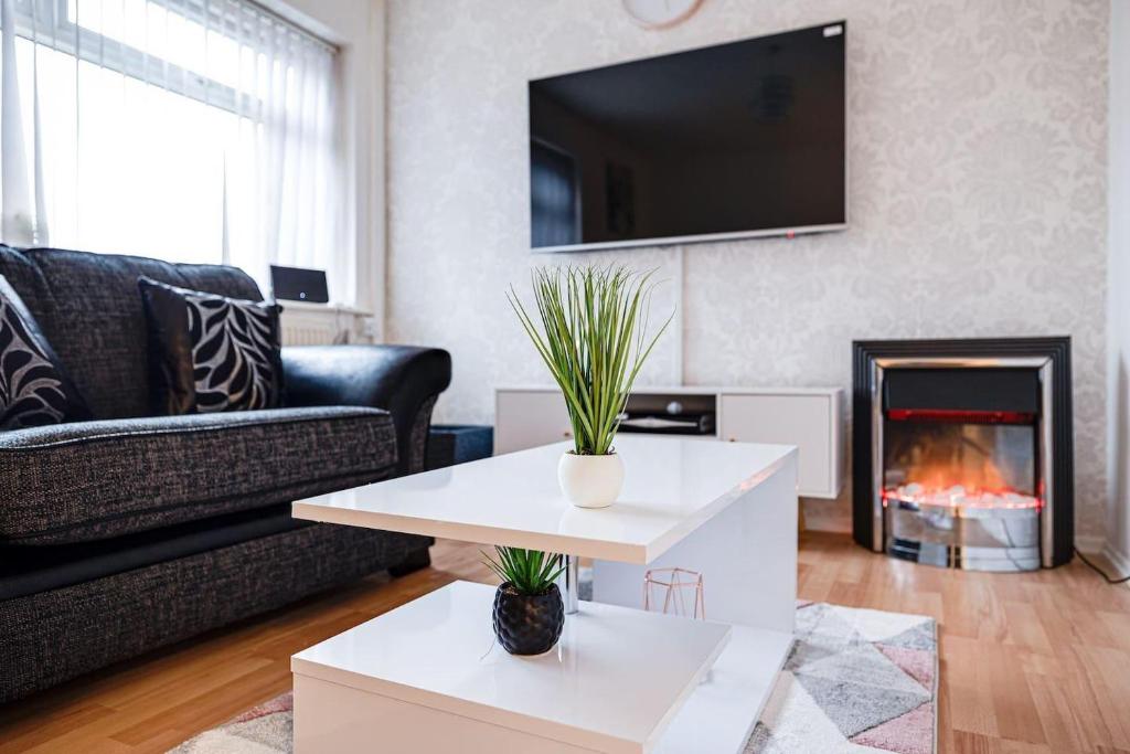 Lovely 2 Bedroom Apartment with fireplace - Housity