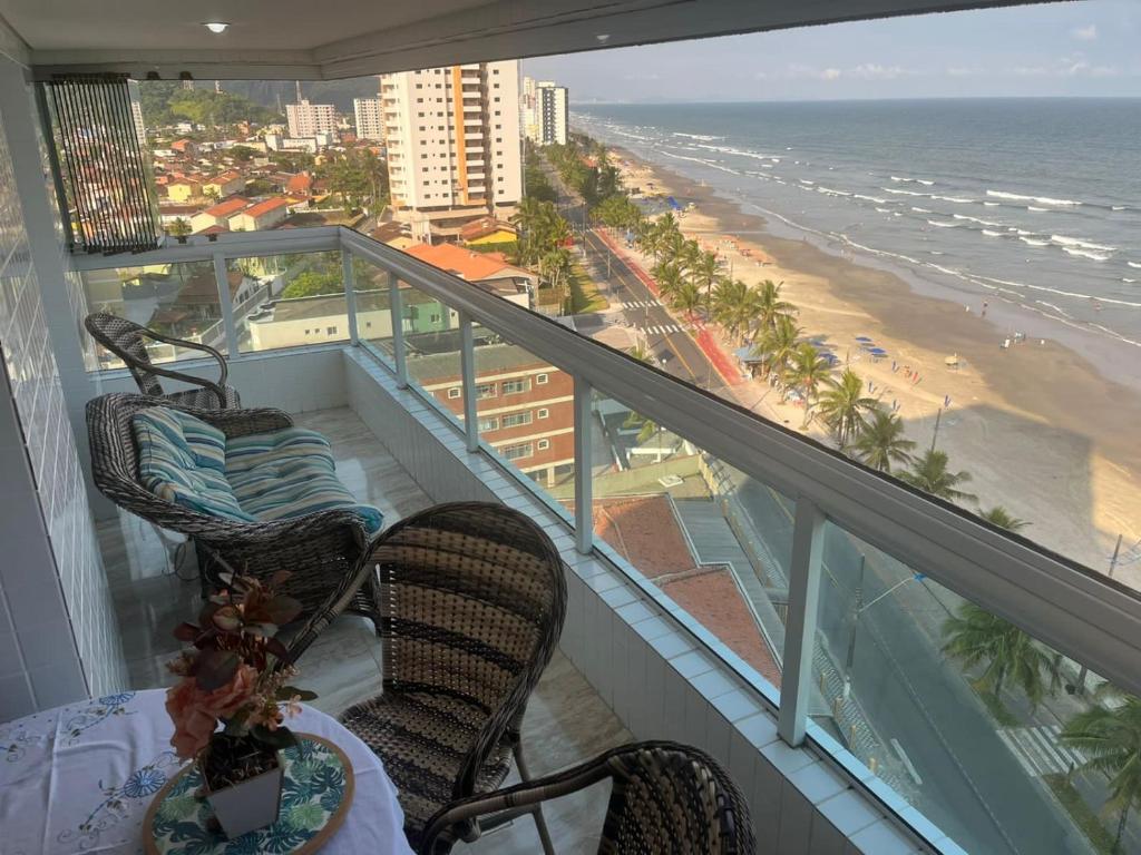 balcone con tavolo, sedie e spiaggia di Mongaguá com vista para o Mar pé na areia a Mongaguá