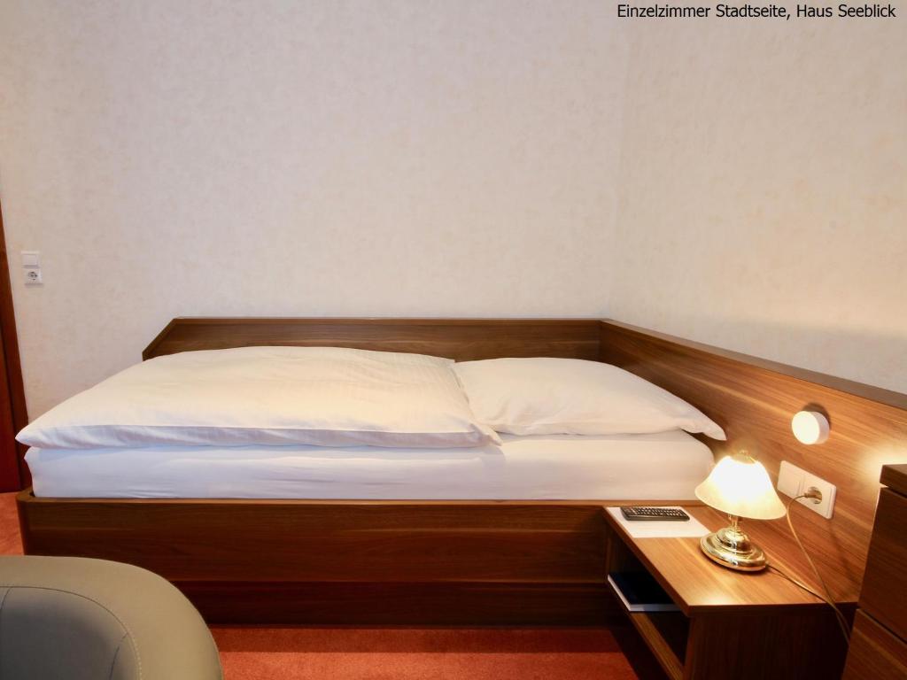 Postel nebo postele na pokoji v ubytování Haus Seeblick