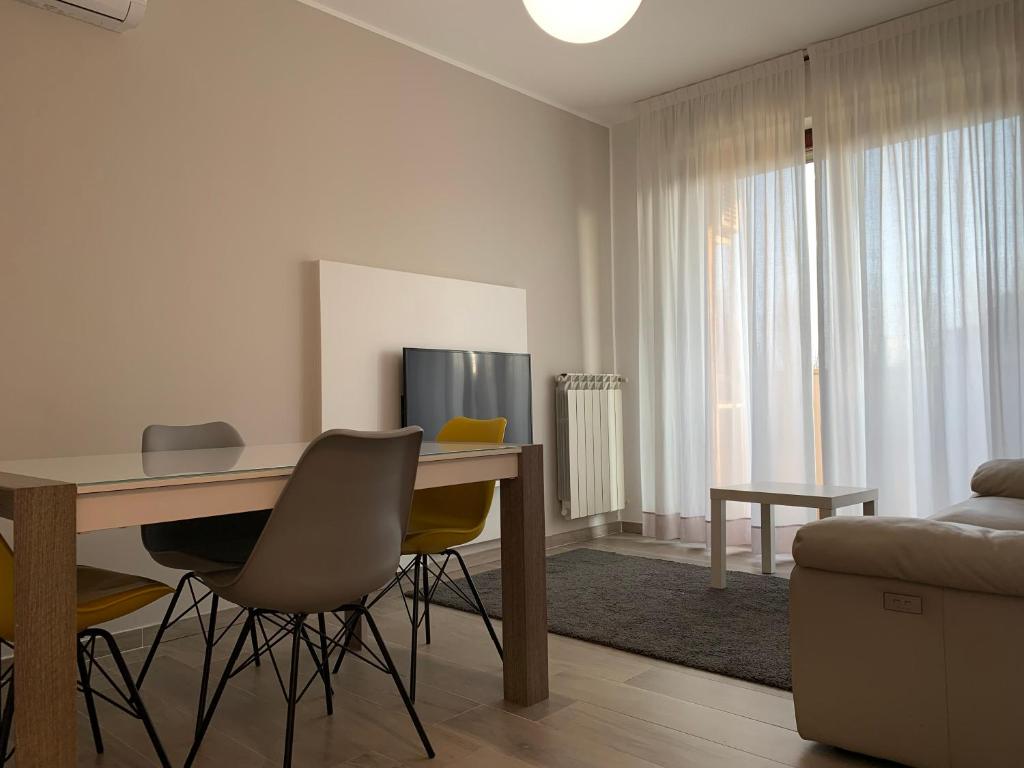 A television and/or entertainment centre at Trilocale in Zona Bocconi/Navigli