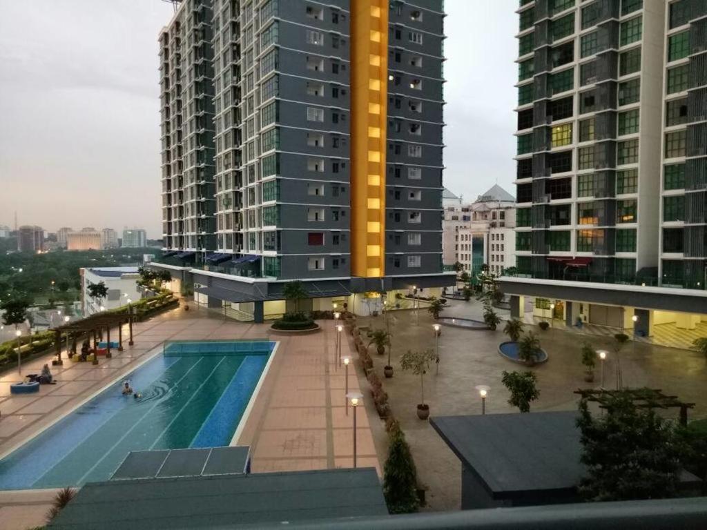 una vista aérea de una piscina en una ciudad con edificios altos en Comfy Studio Vista Alam, en Shah Alam