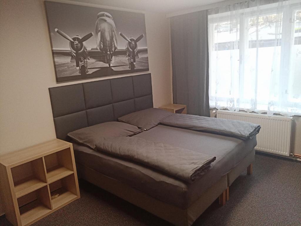 una camera con un letto con una foto sul muro di Králíky apartmán a Králíky