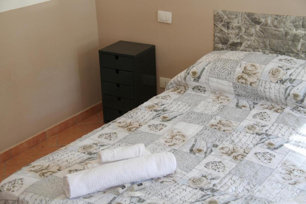 Agricantus 2000 - King Room With Roll-In Shower - Disability Access