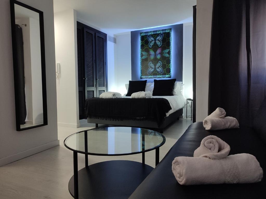 uma sala de estar com um sofá e uma mesa de vidro em Urban Spaces Ibiza em Cidade de Ibiza