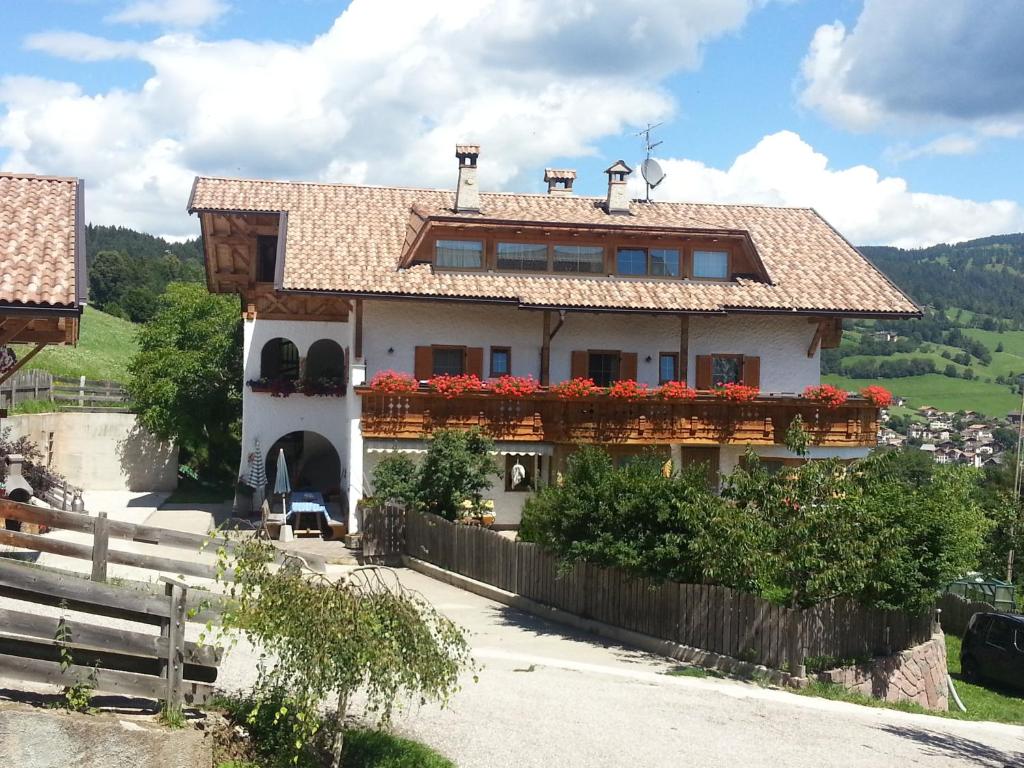 een huis met bloembakken aan de voorkant bij Neu-Schötzerhof in Meltina