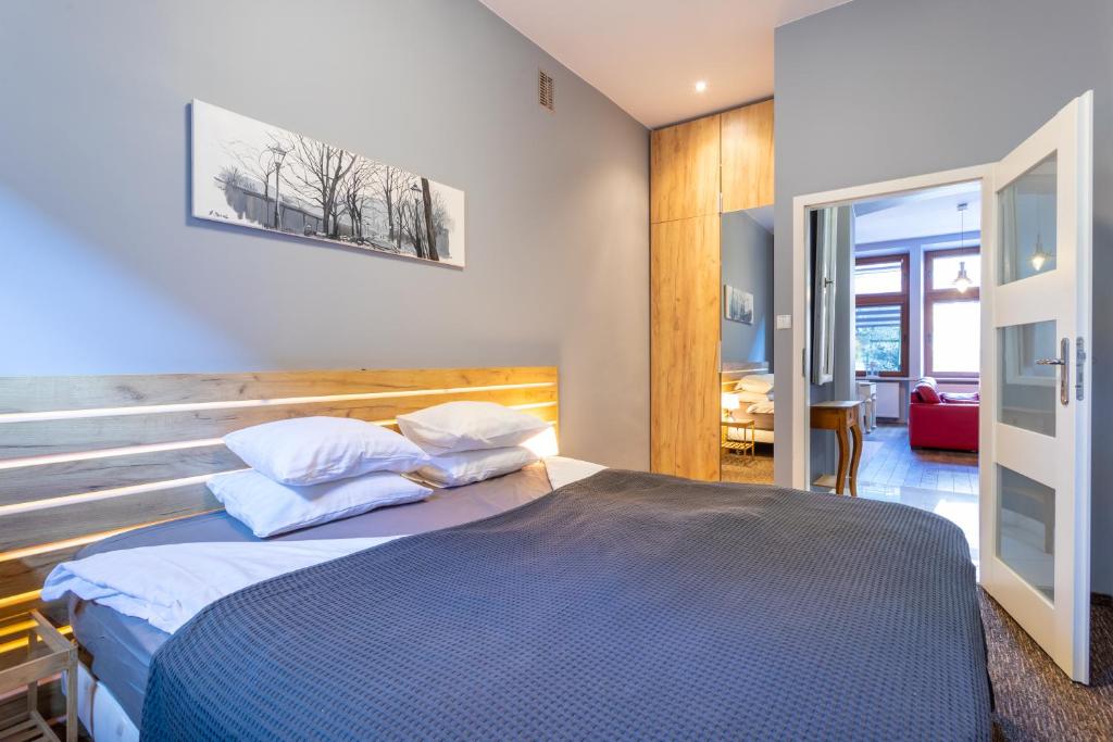 Posteľ alebo postele v izbe v ubytovaní Apartamenty Łazarza 17